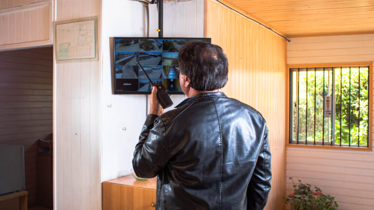 preparar cosas para guardar en una bodega